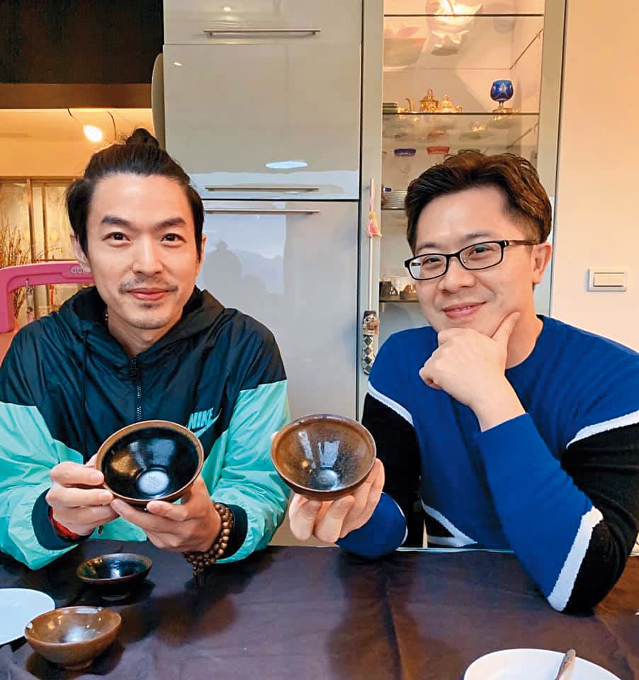 李威（左）和拍賣主持人張烜榮（右）開直播販售茶具。（翻攝自張烜榮臉書）