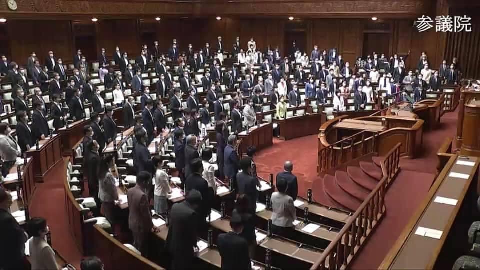 日本參議院日前全員起立要求日本政府在力挺台灣參與世界衛生大會上積極作為。（翻攝自謝長廷臉書）