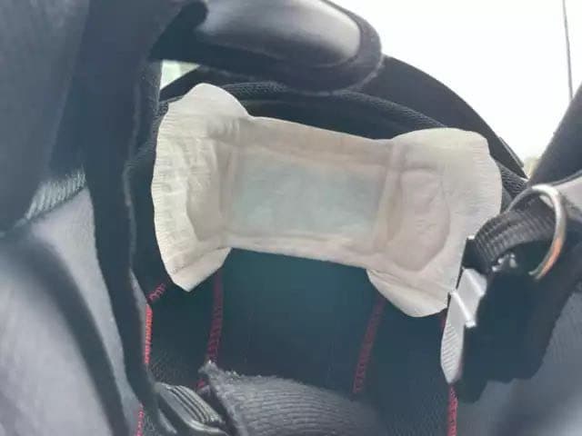 女網友試戴貼有「涼感棉」的安全帽,沒想到讓她騎到公司沒有流汗,就算有流汗也被吸完了。(翻攝自Dcard)