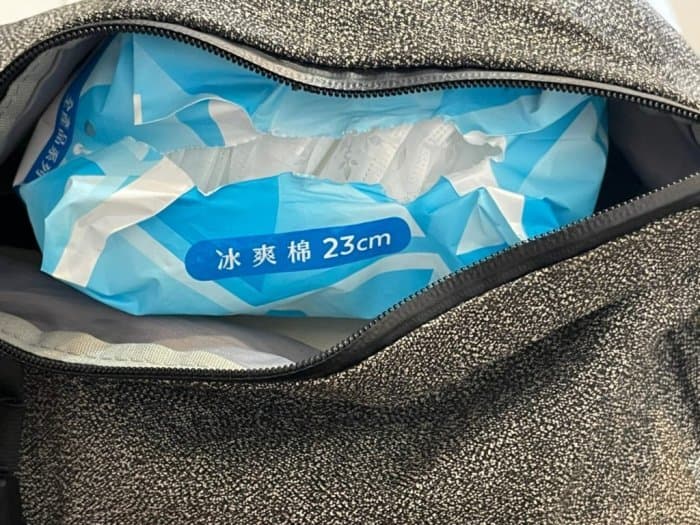 男友把整包涼感棉塞到她包包裡,說如果不夠可以再補貼。(翻攝自Dcard)