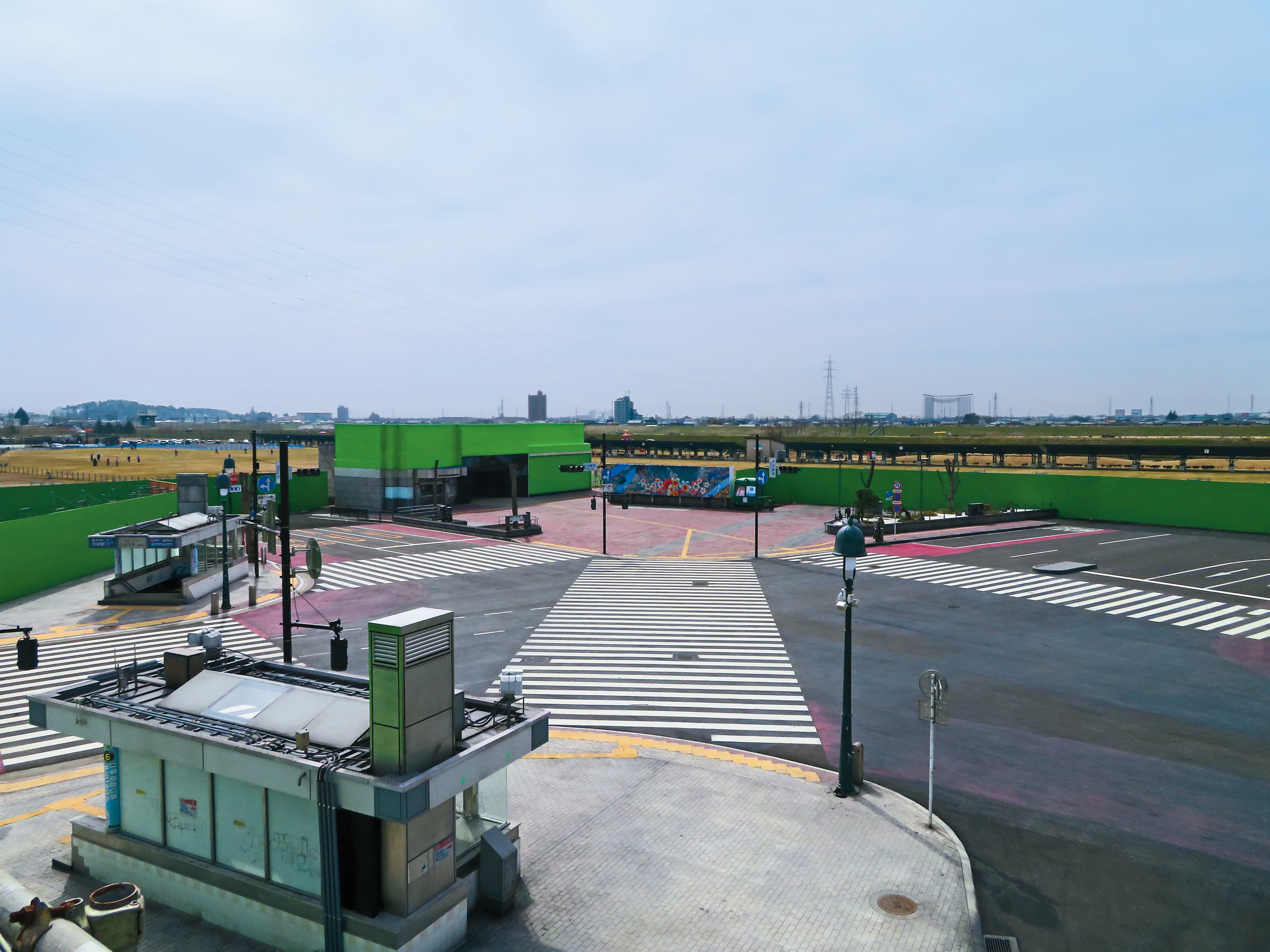 位於栃木縣足立市的開放式攝影棚「足利SCRAMBLE CITY STUDIO」以等比例重現澀谷十字路口街景。（足利SCRAMBLE CITY STUDIO提供）