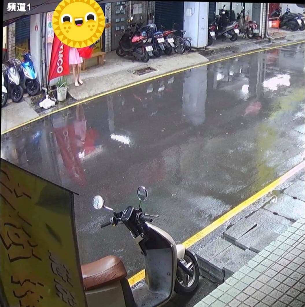 發文者請樓下店家提供監視器畫面，表示該路人實際上也並未戴口罩。（翻攝自臉書社團「爆料公社公開版」）