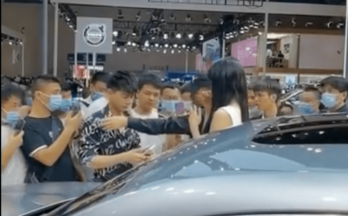 直到保全出面制止，多名男性才稍微後退保持距離。（翻攝自微博）