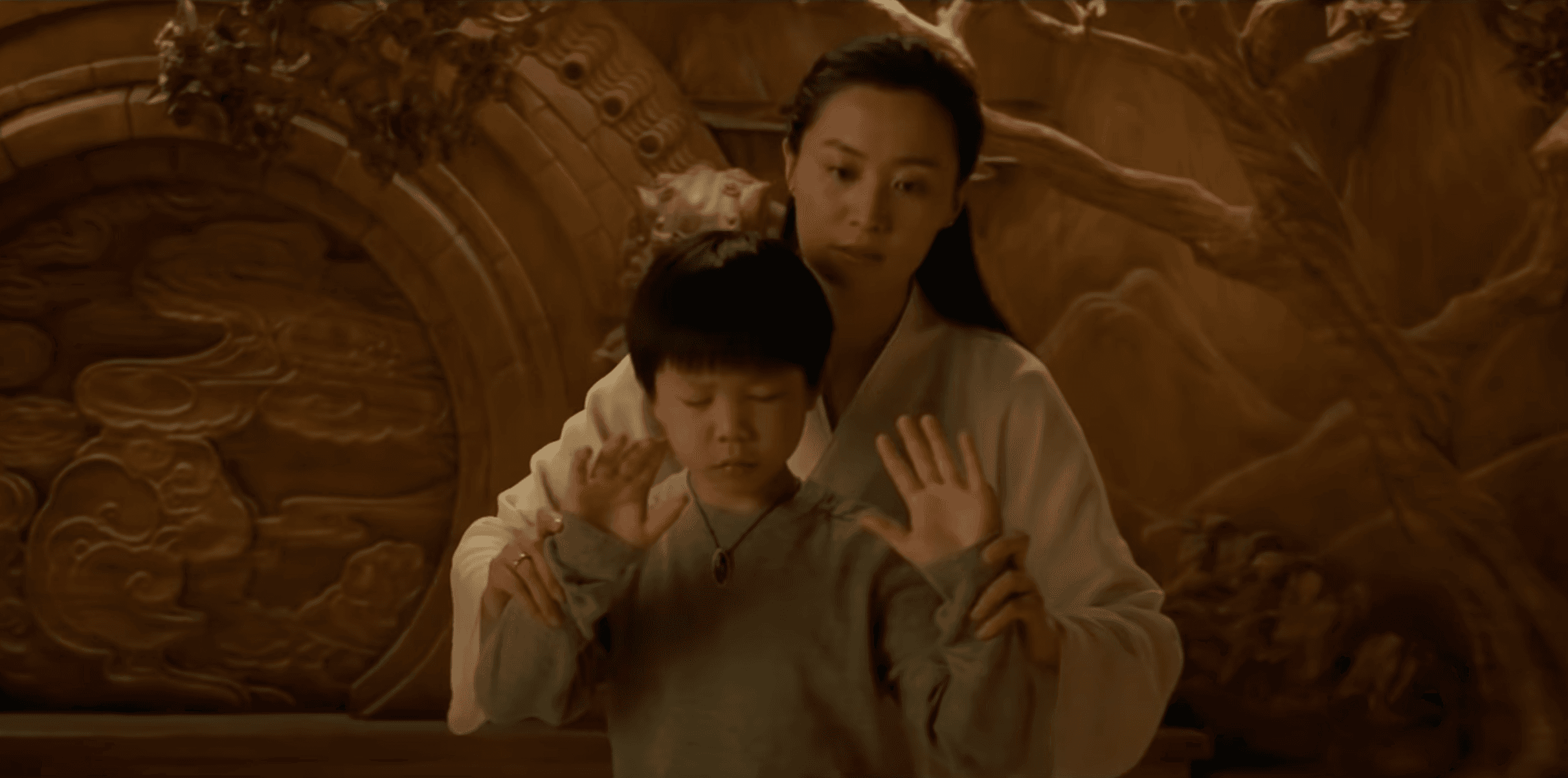 陳法拉（後）飾演尚氣的母親。（翻攝預告片）