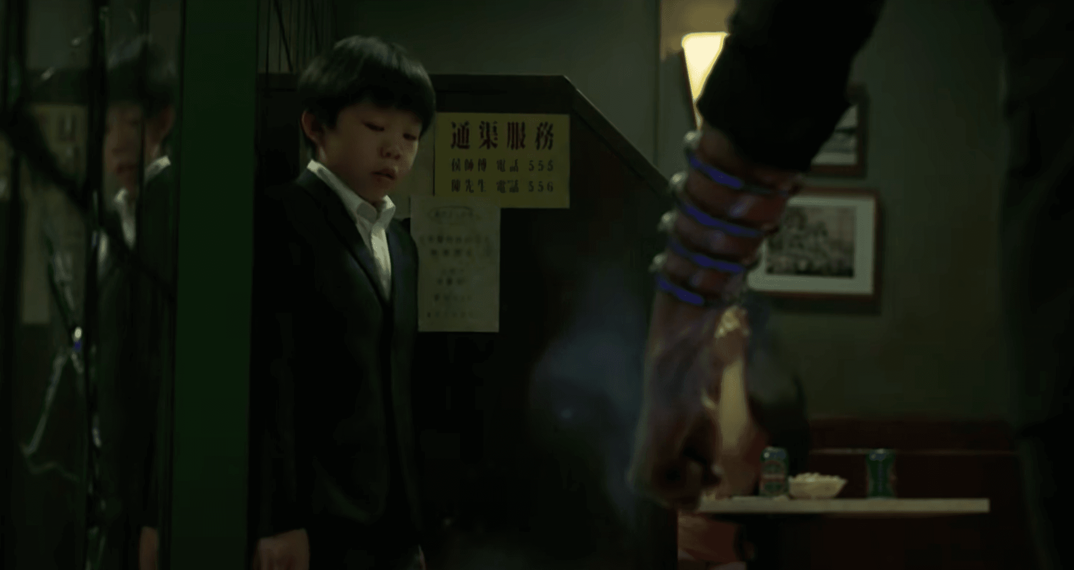 尚氣小時候深處的餐廳牆上貼著寫有繁體字「通渠服務」的廣告。（翻攝預告片）