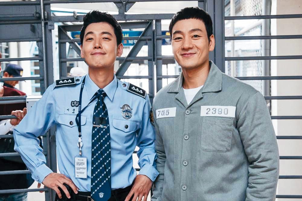 鄭敬淏（左）貫穿主演2部《機智生活》系列。右為《機智牢房生活》男主角朴海秀。（TvN提供）