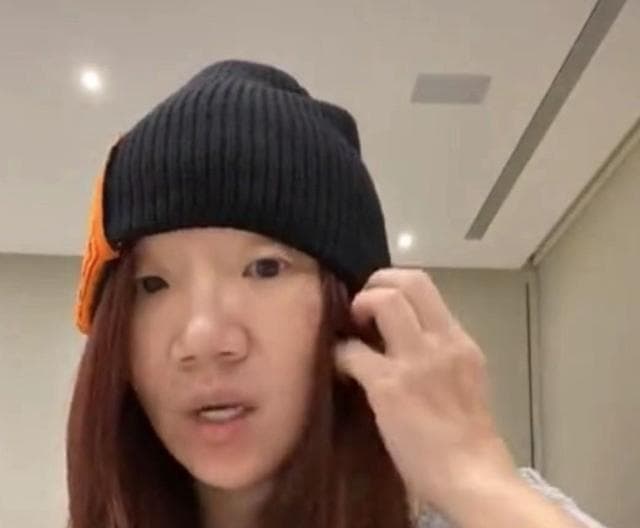 陶晶瑩素顏開直播，被指像成龍父子。（翻攝自網路）