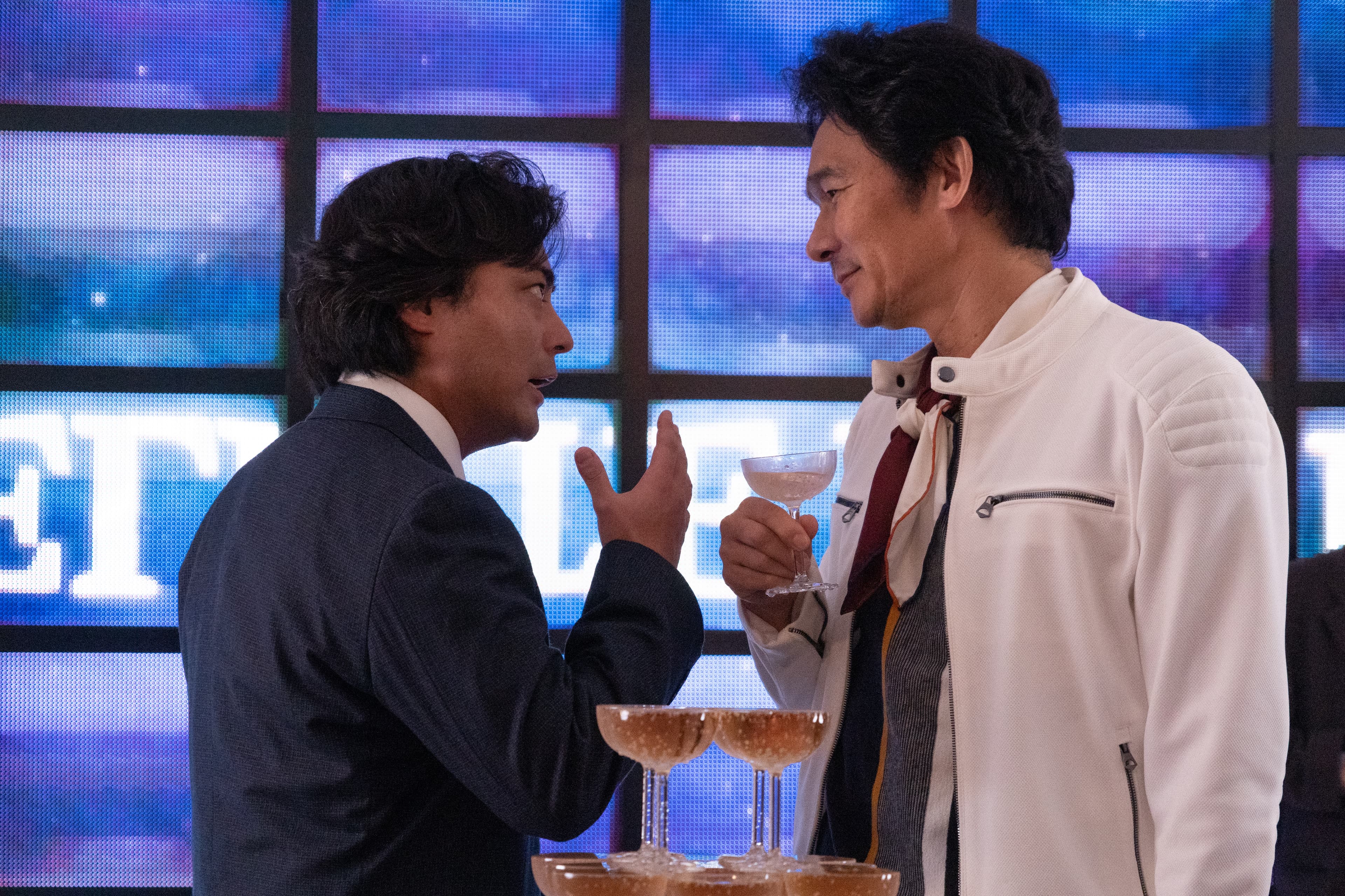 山田孝之（左）飾演AV導演村西透，作品開始受到矚目後野心更大，為了開設衛星台找上伊原剛志。（Netflix提供）