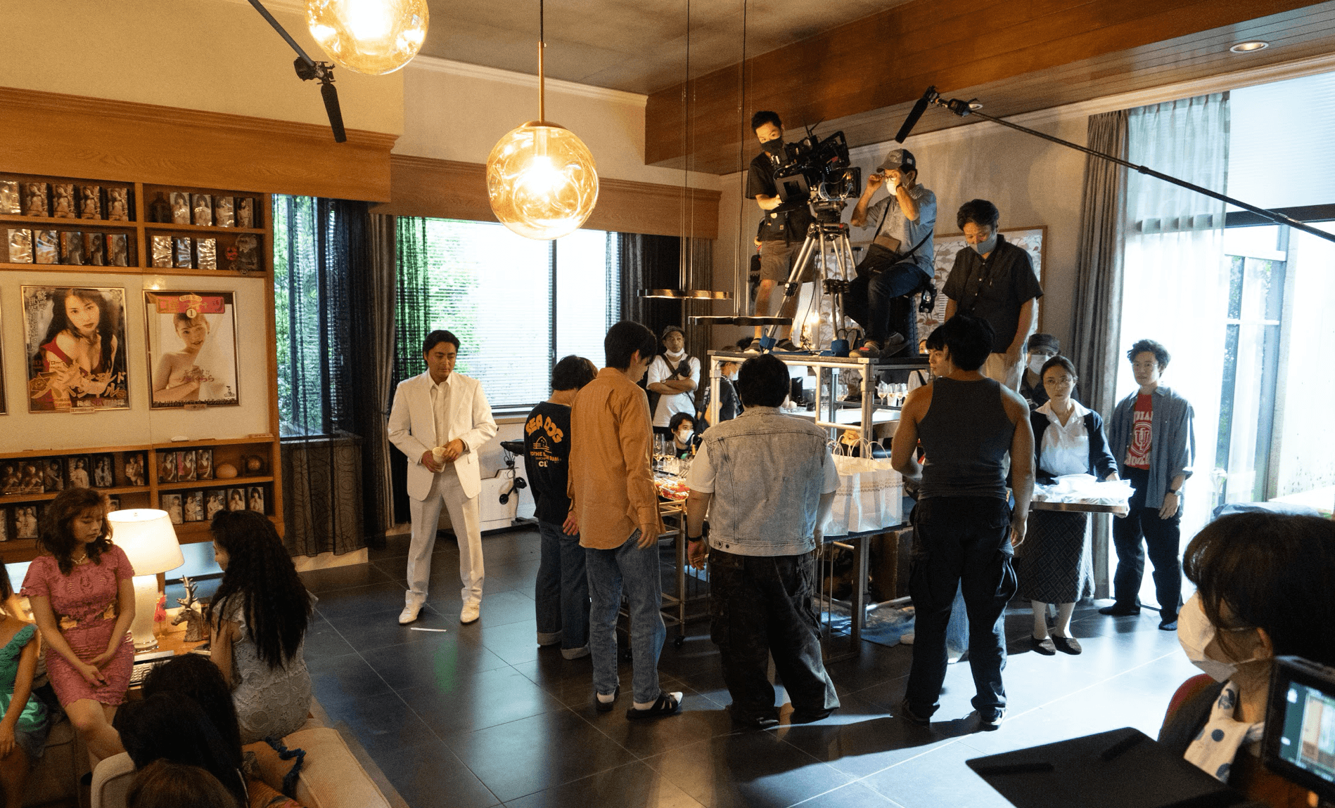 《AV帝王 第2季》開鏡後遇上新冠肺炎疫情，多數拍攝場景都以搭景為主。（Netflix提供）