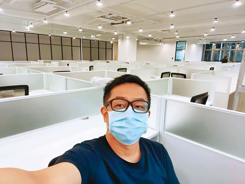為擴張事業版圖，陳昭榮在台北市內湖砸重金打造全新攝影棚、辦公室。（翻攝陳昭榮臉書）