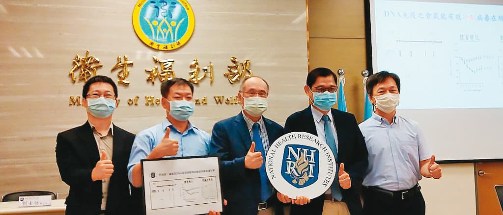 去年疫情爆發後國衛院即推動4大疫苗開發平台，最後選定DNA疫苗做為開發主軸。圖為國衛院去年8月動物試驗結果記者會。（翻攝國衛院官網）