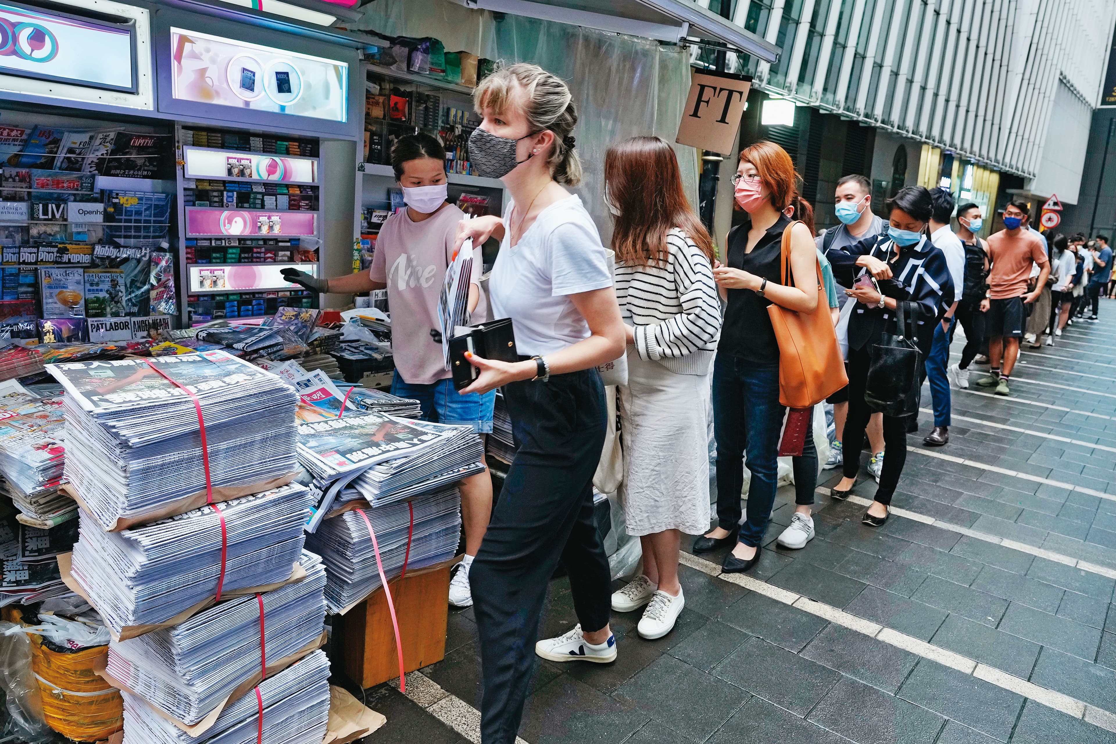 6月24日清早，香港書報攤湧現購買最後一期《蘋果日報》的排隊人潮。（達志影像）