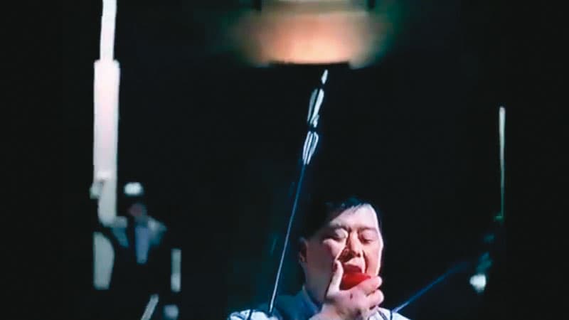 即使成為被攻擊對象，黎智英在廣告中淡定又大口地咬了蘋果。（翻攝畫面）