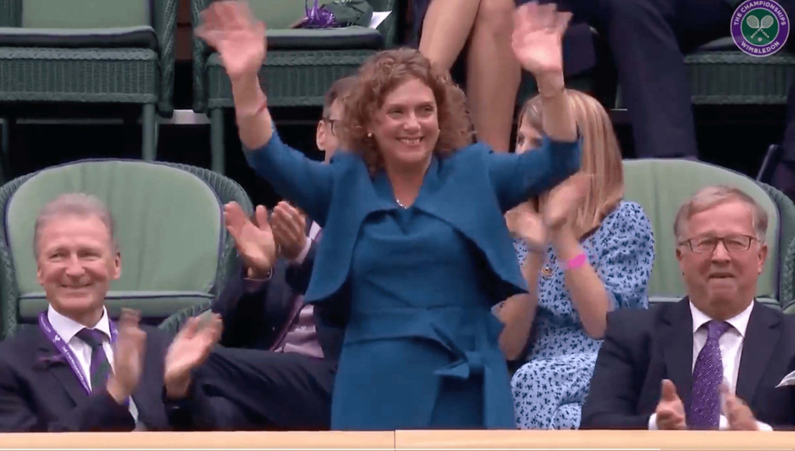 湯姆摩爾爵士的女兒英格摩爾受邀坐皇家包廂觀賽。（翻攝Wimbledon影片）