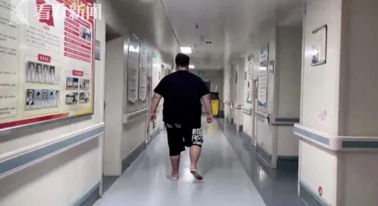 李男因體重過重導致體力下滑，走幾步路就氣喘吁吁。（翻攝自微博）