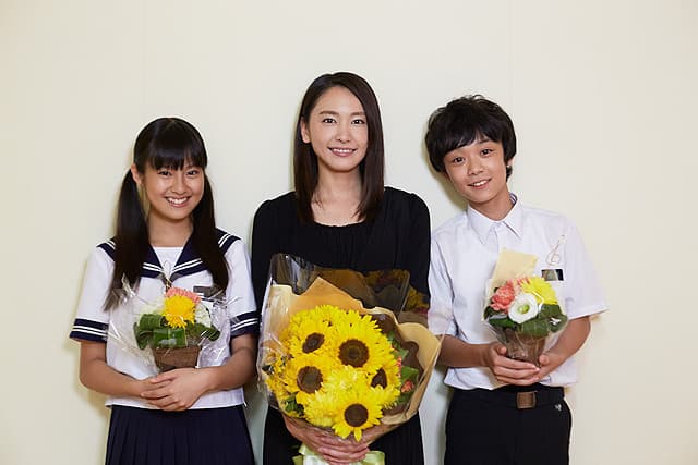 恒松祐里（左）6年前在電影《再會吧！青春小鳥》飾演與新垣結衣（中）不太合拍的一名叛逆女學生。（翻攝自eiga.com）