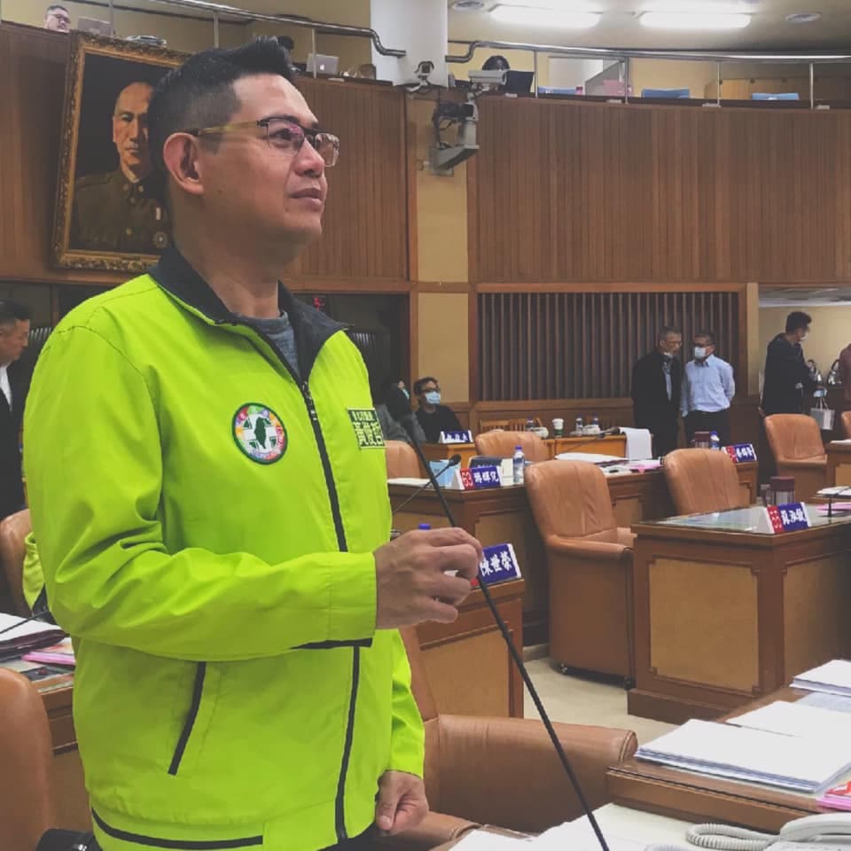 新北市議員黃俊哲批評市府系統出包，要求「多用點心」。（翻攝黃俊哲臉書）