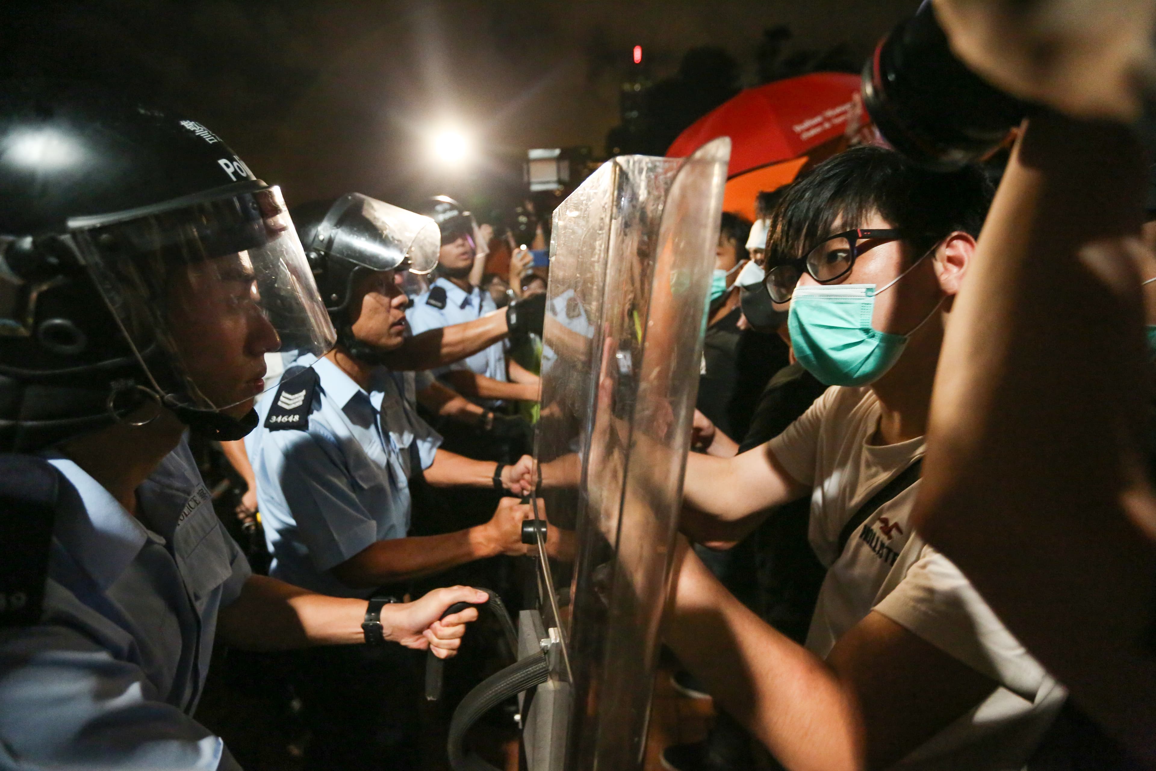 2019年中共強硬通過港版國安法，香港人民因而上街遊行反對，多次爆發警民衝突。（本刊資料照）