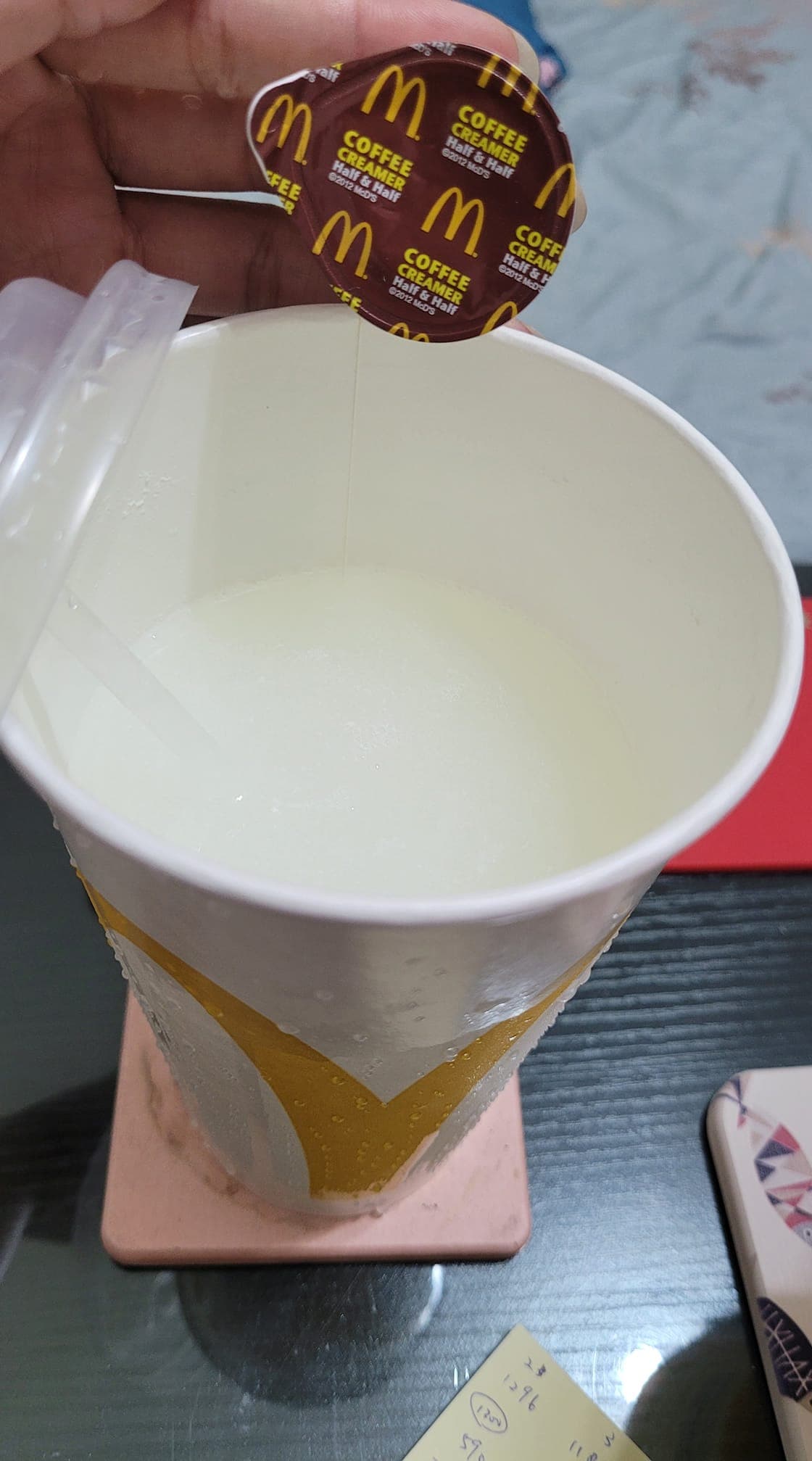 網友本來聽到「雪碧加奶精」的作法有點傻眼，但許多人大讚這種喝法超美味。（翻攝自臉書社團爆廢公社二館）