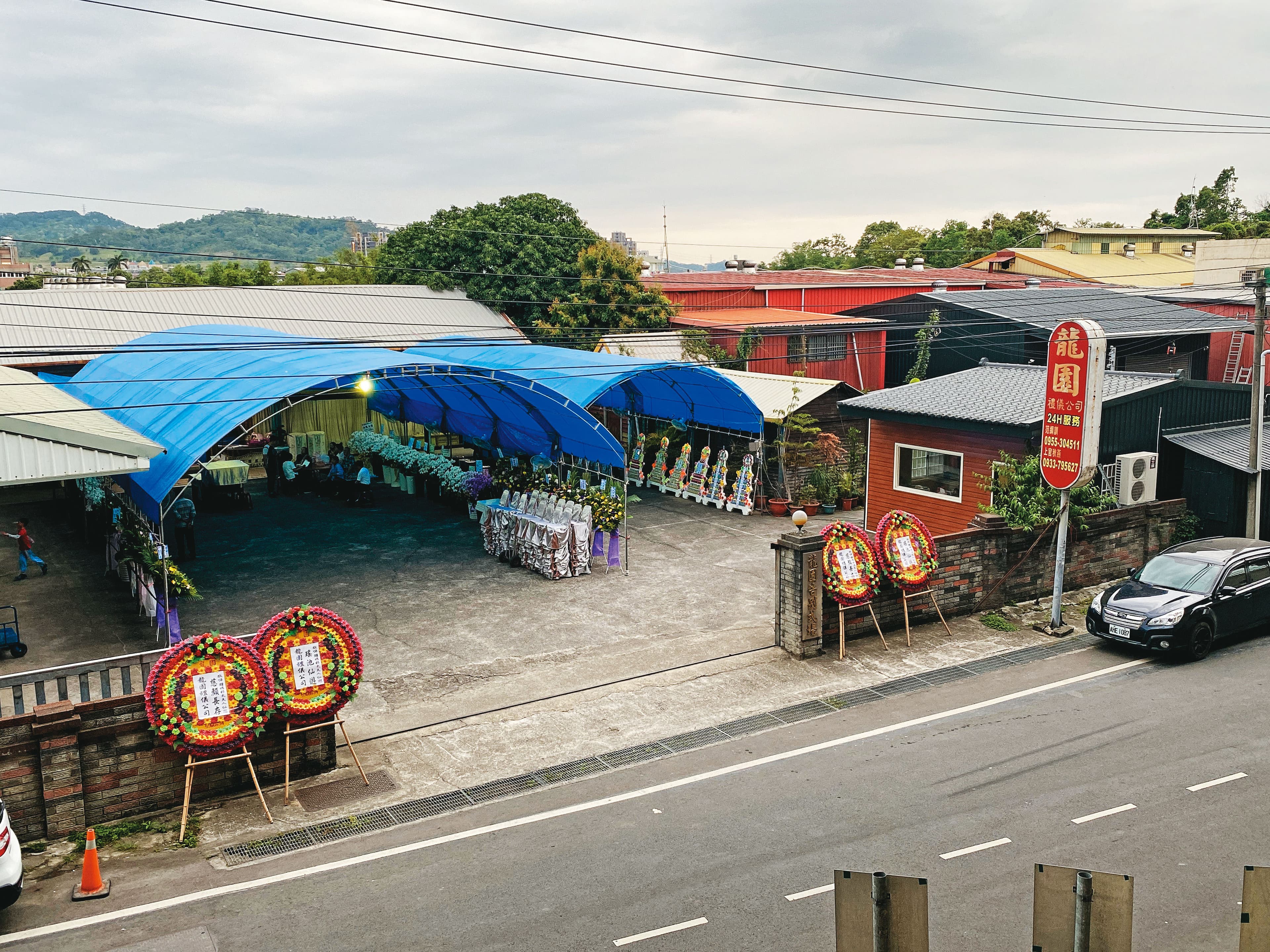 竹東鎮沿河街有6家非法殯葬業者，其中龍園公司（圖）的負責人是新竹縣議員。