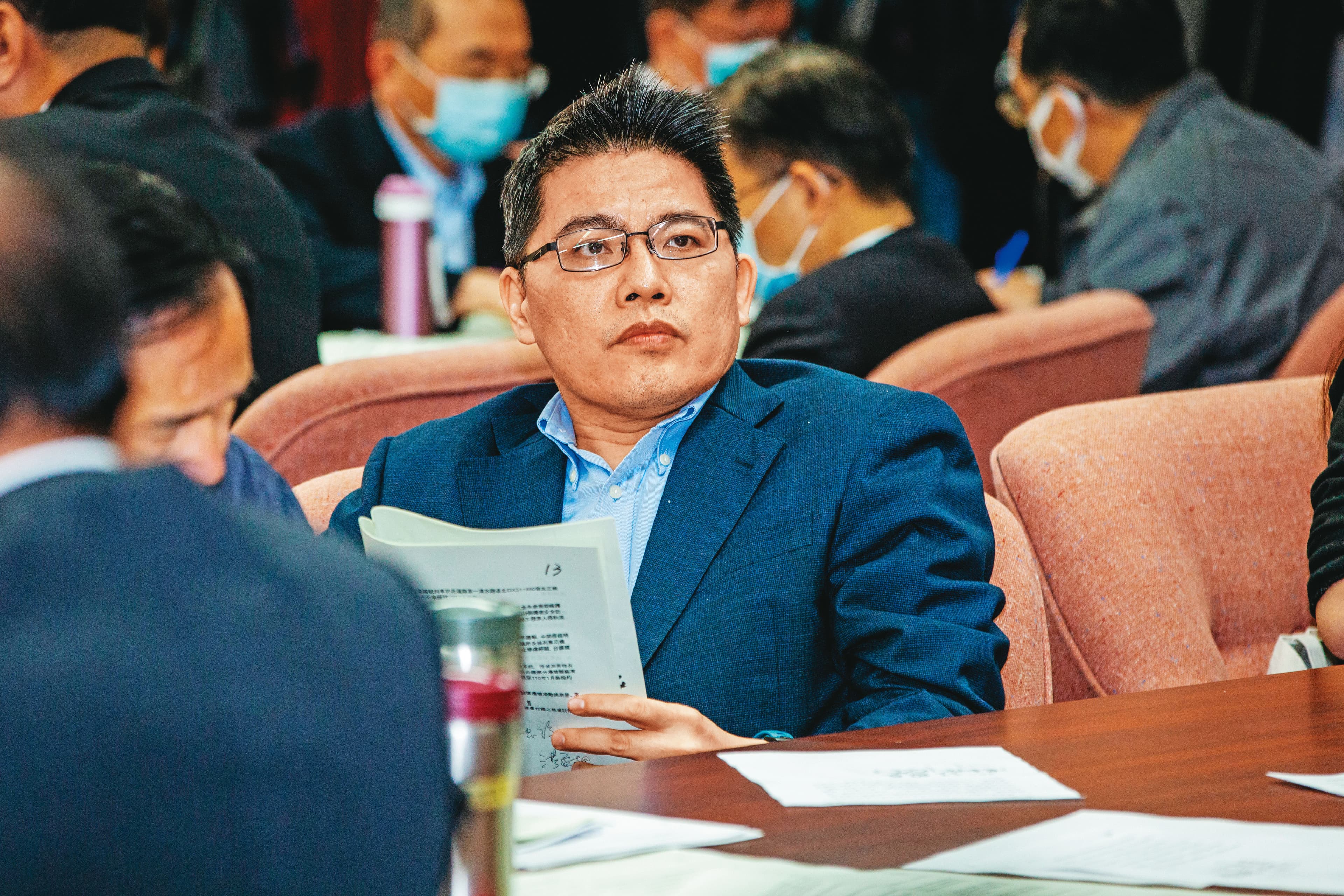 立委邱顯智認為，新竹縣政府明顯包庇非法殯葬業者。
