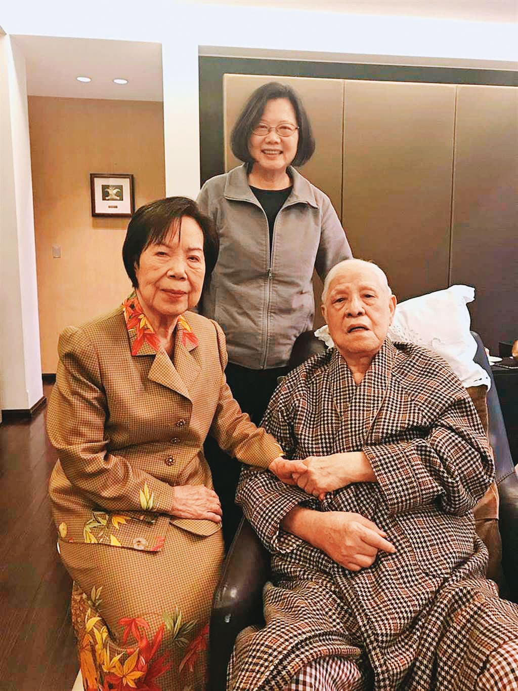 總統蔡英文（後）非常關心李登輝（右）遺孀曾文惠（左）的照顧事宜，圖為2019年2月蔡到翠山莊探視李登輝時合影。（總統府提供）