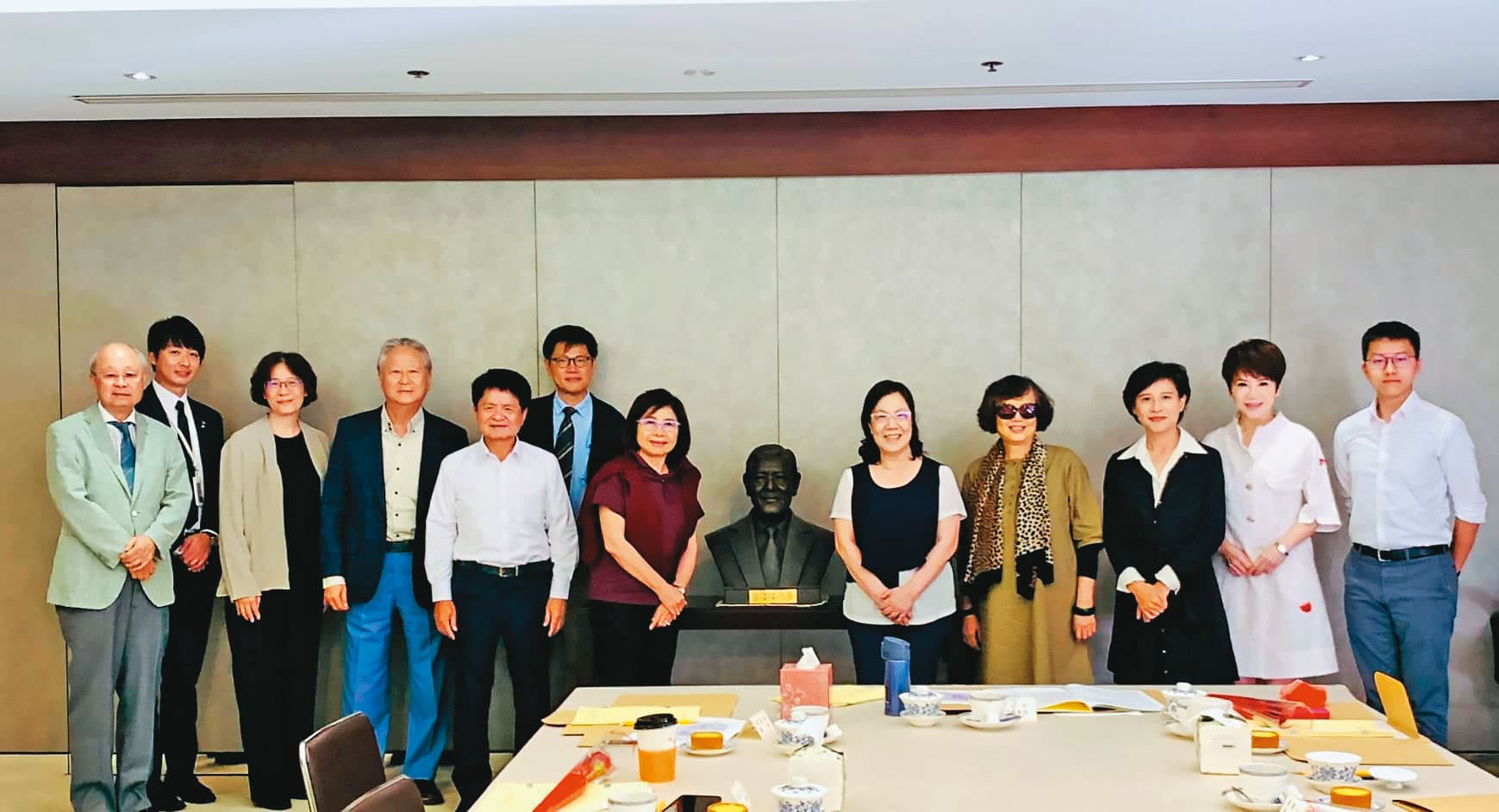 李登輝基金會今年5月改組，由李登輝二女兒李安妮（右4）擔任董事長。（李登輝基金會提供）