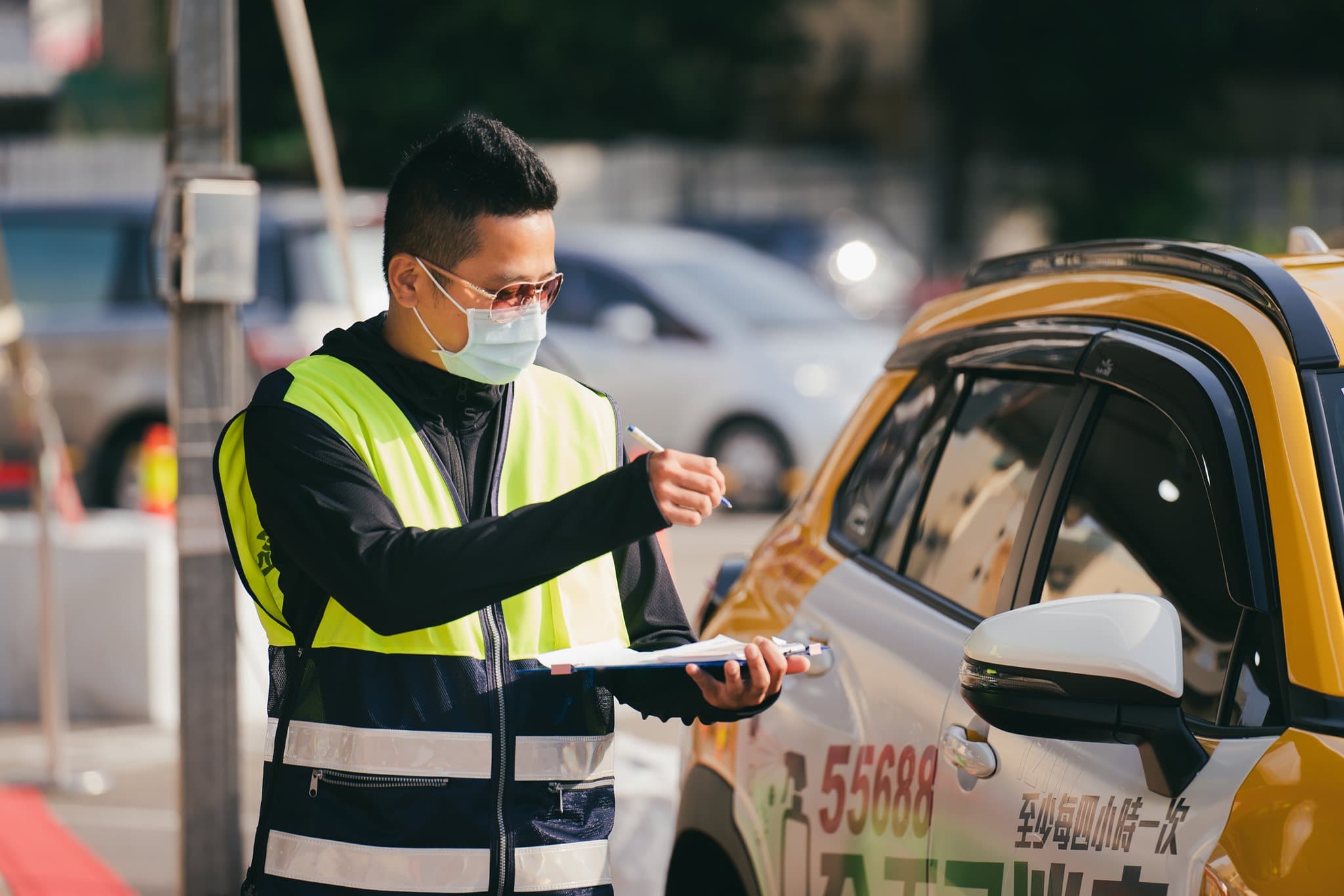 疫苗施打站負責協助的市府同仁，在烈日下盡心盡力為市民朋友服務。（翻攝自林智堅臉書）