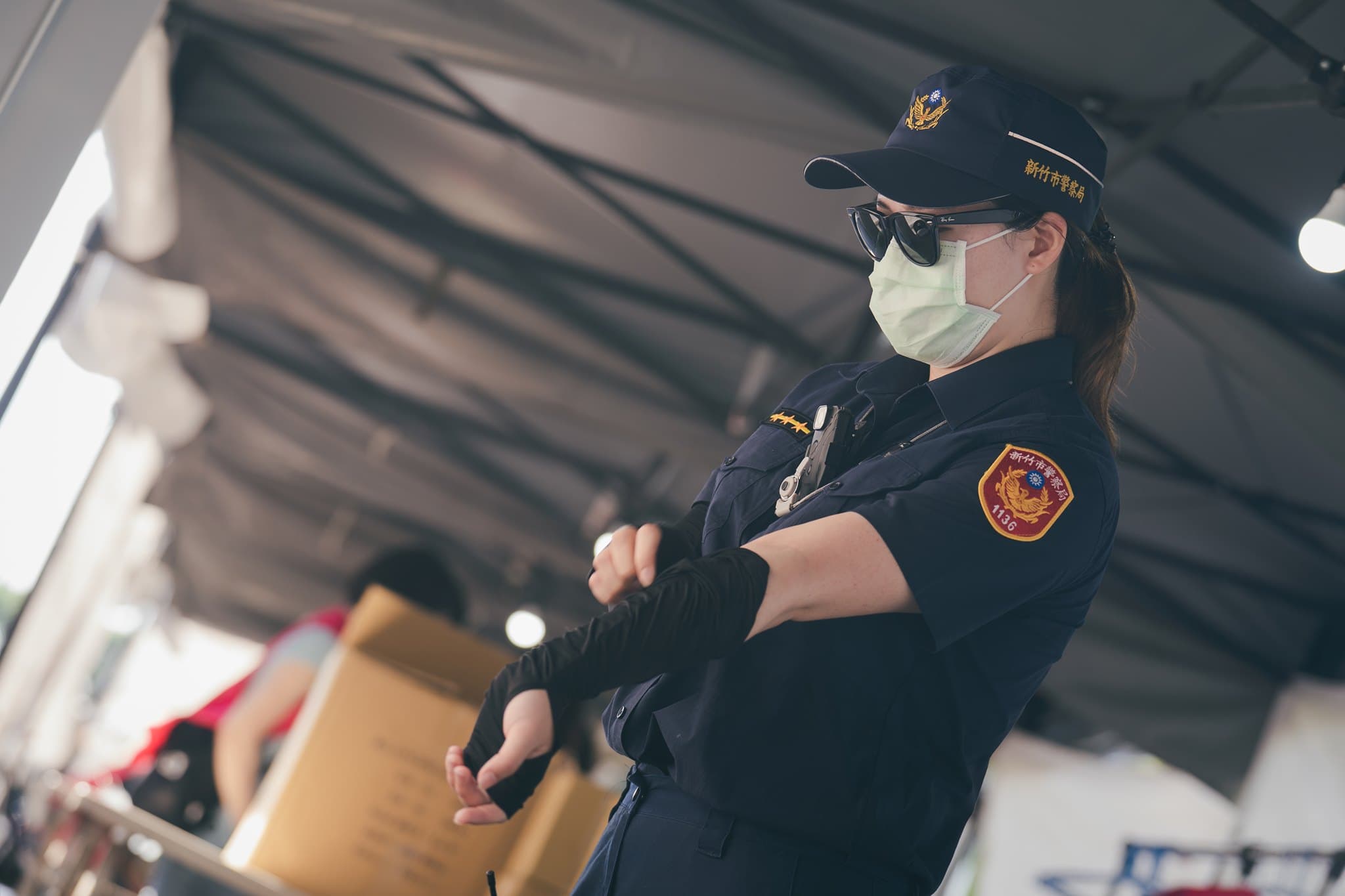 疫苗施打站負責協助的市府同仁，為了防曬穿上袖套，跟烈日對抗。（翻攝自林智堅臉書）