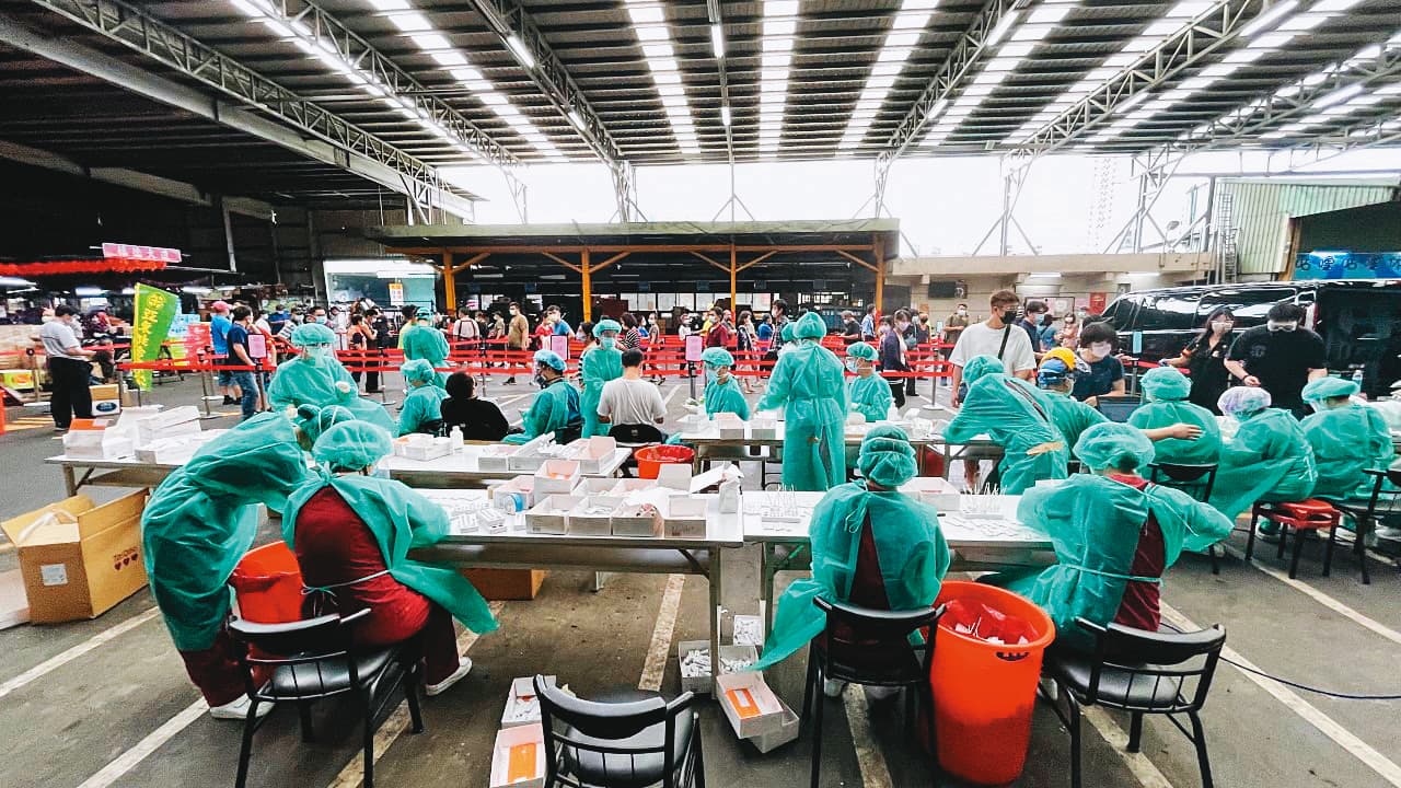 公衛專家指出，控制小群聚感染擴大成社區流行，關鍵仍在篩檢。圖為北市環南市場篩檢畫面。（亞東醫院提供）