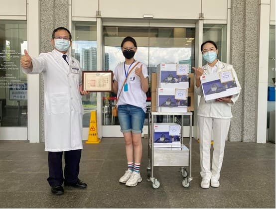 人在澳門的安以軒，委託在台好友夏于喬送物資到醫院。（翻攝安以軒臉書）