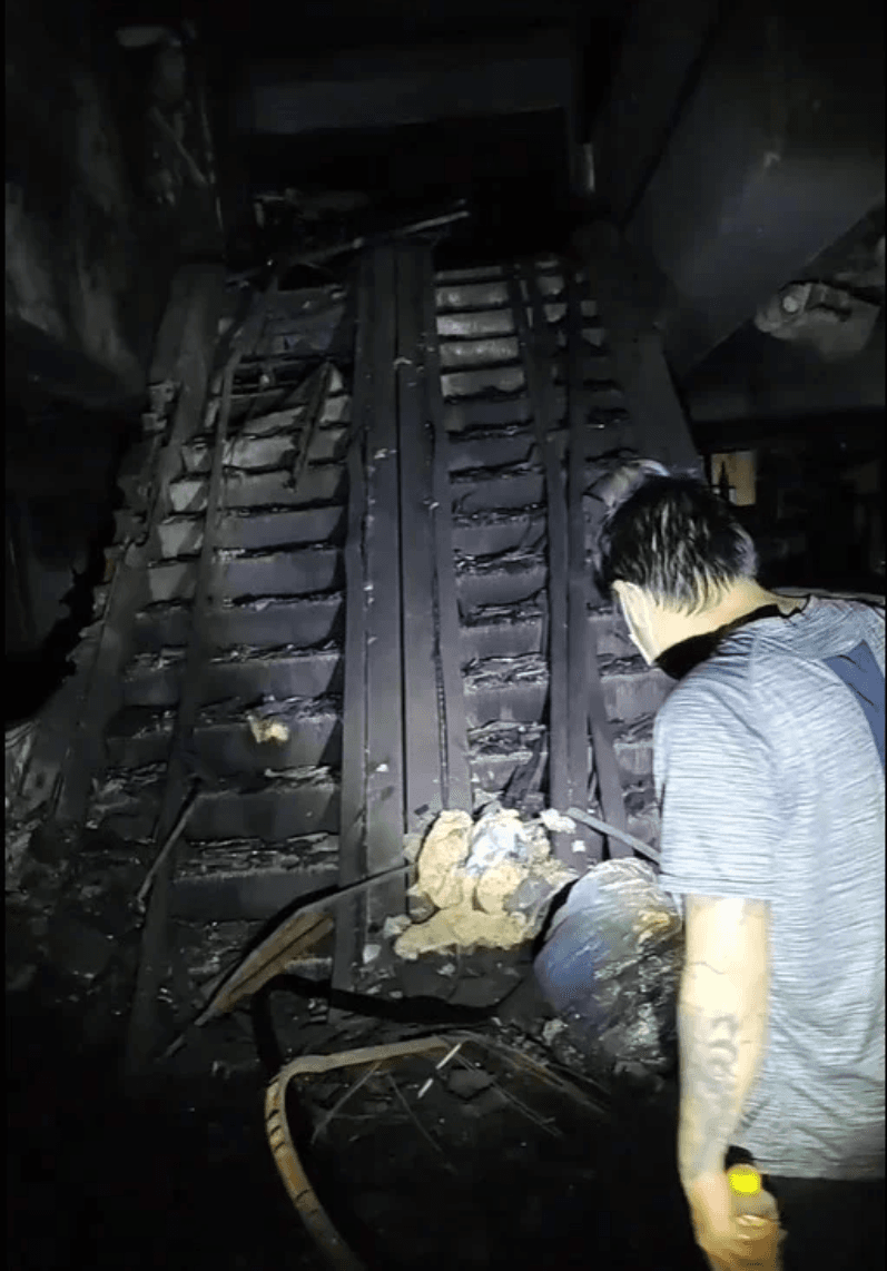 事故現場一片狼籍，電扶梯也被燒得焦黑。（翻攝自臉書）