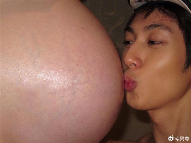 從小孩在老婆肚子裡時，吳尊就一直親。（翻攝自吳尊微博）