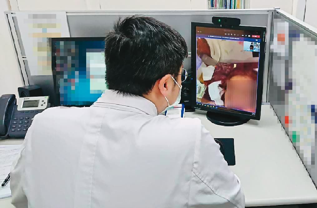 新冠患者解除隔離出院後，在家7天自主健康管理期間，北醫遠距醫療中心以視訊方式替患者看診，並指導居家運動復健。（醫師林昀毅提供）