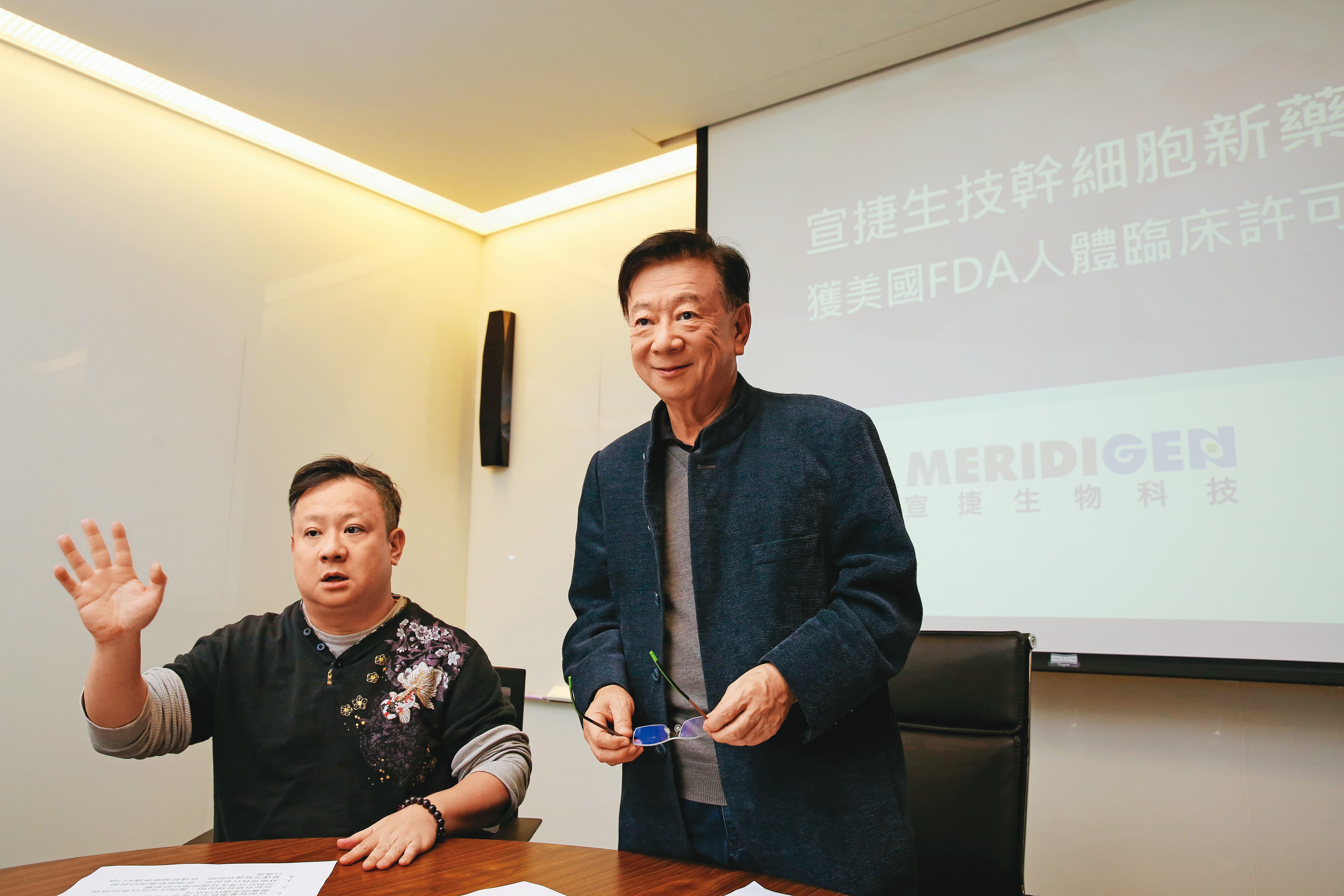 宣明智（右）一手成立的宣捷，交棒長子宣昶有（左）營運。