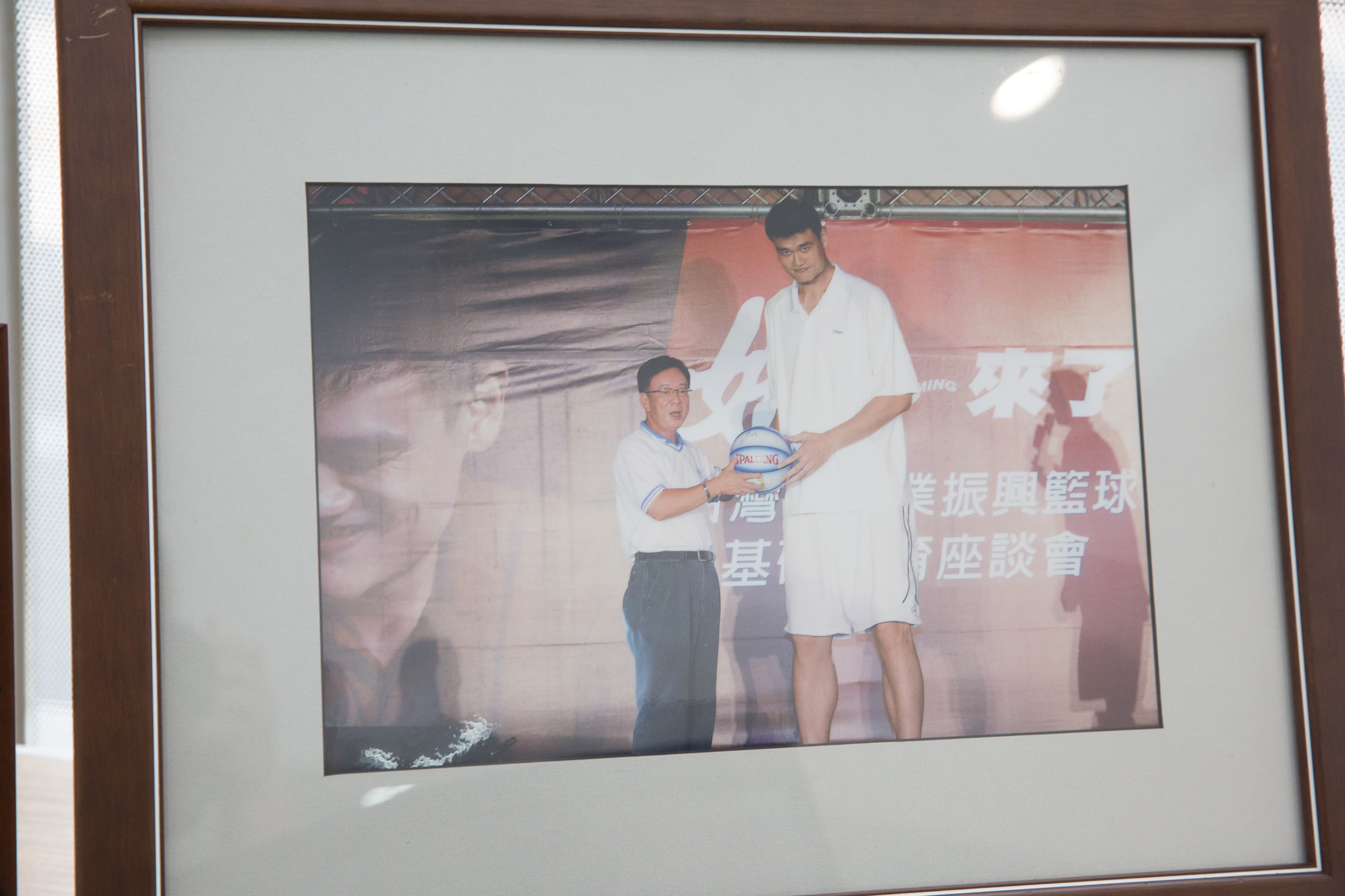 身為籃球迷的宣明智，在辦公室一隅擺上與林書豪、姚明（圖）的合影。