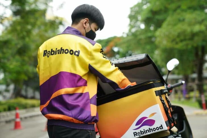 泰國匯商銀行（SCB）與外送平台「羅賓漢」合作，希望打造賣家、買家跟外送員全贏的全新外送平台。（翻攝自coconuts.co）