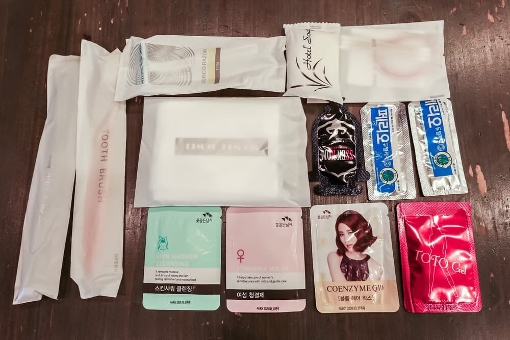 電競摩鐵內仍保有原本的盥洗用品、浴袍等。（翻攝自tmon）