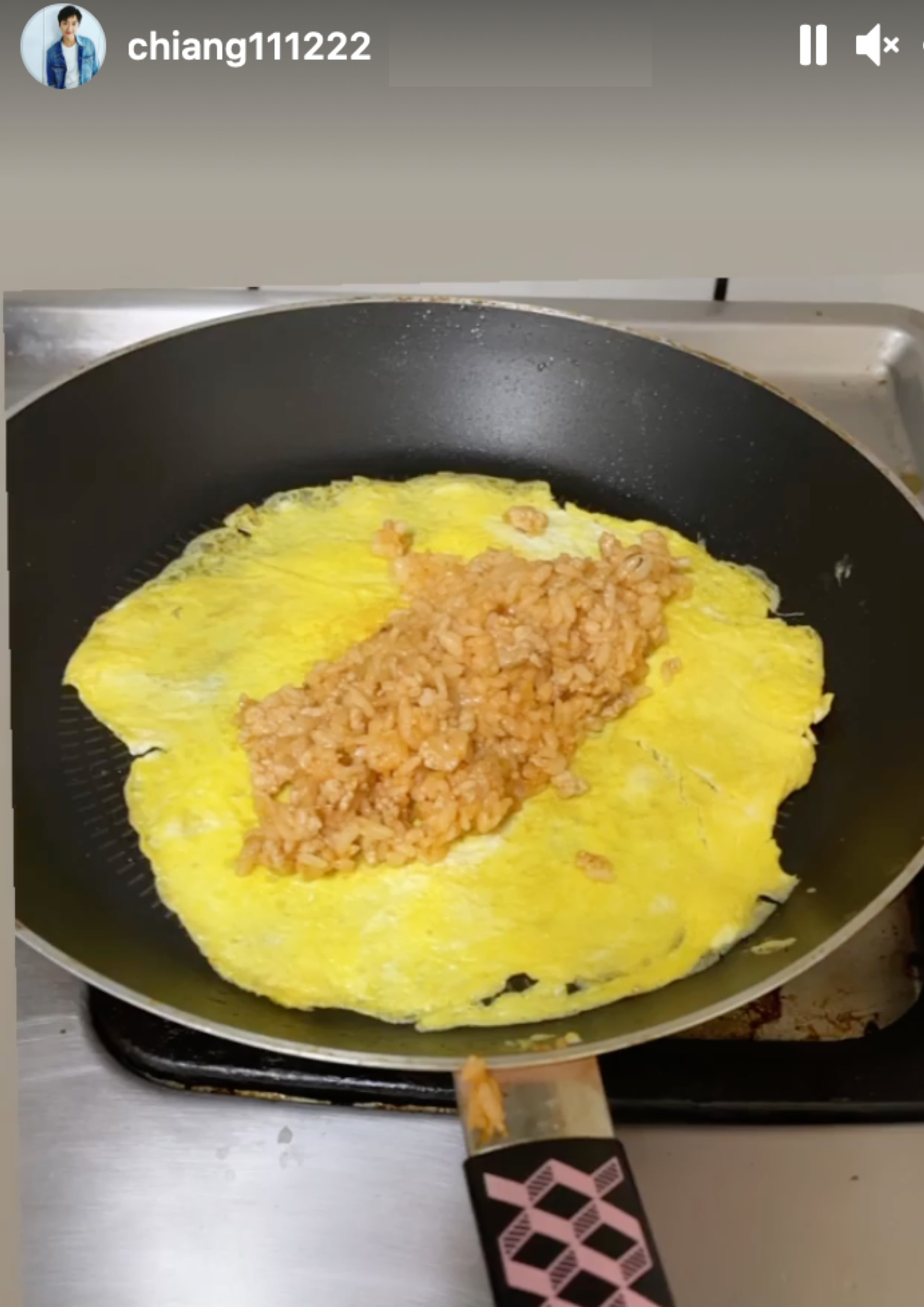 江宏傑親自下廚做蛋包飯，給小小愛和小小傑吃。（翻攝自江宏傑IG）