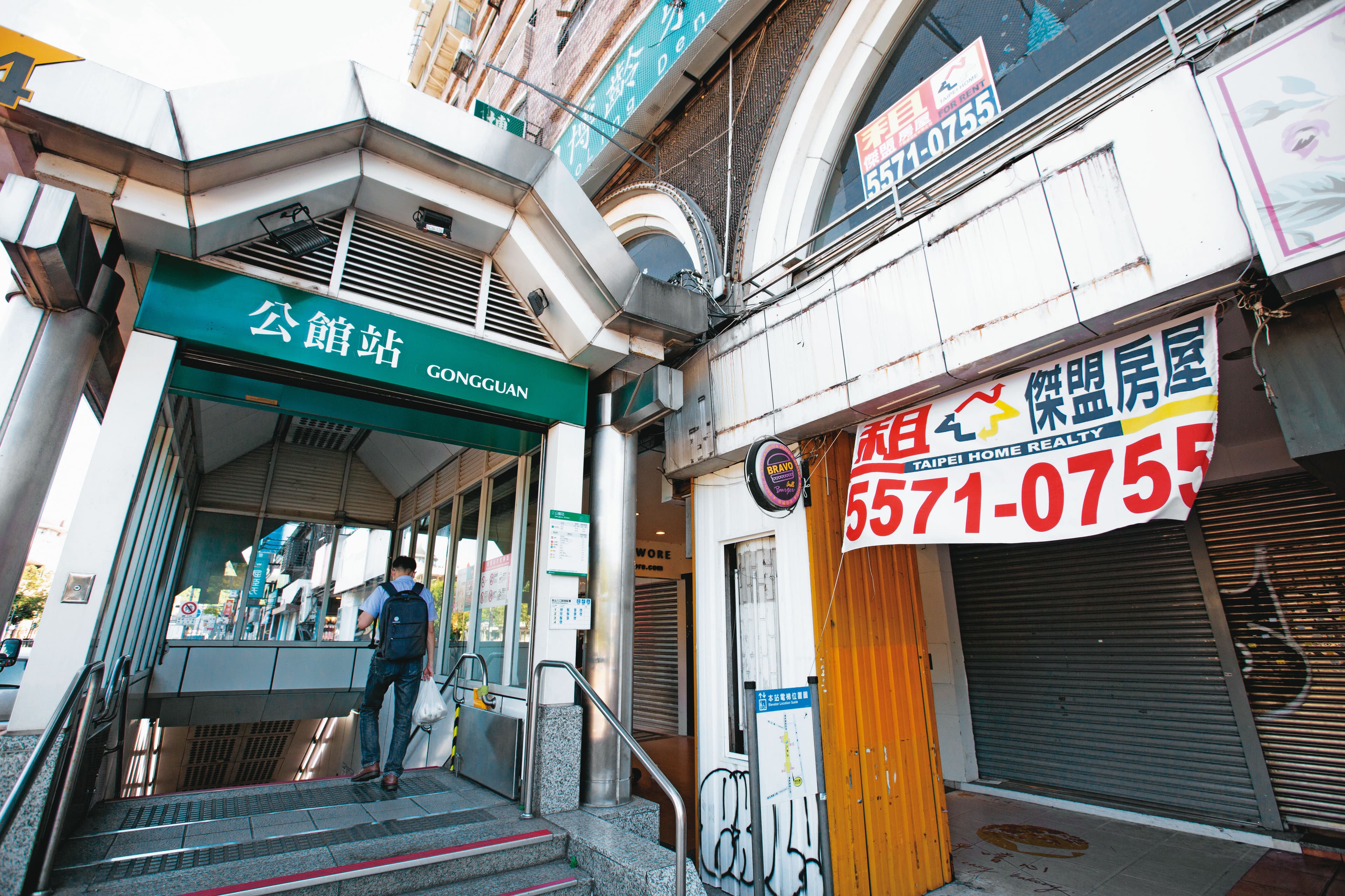  退租潮漫延各商圈，如公館商圈捷運站出口旁，以前是排隊都租不到的位置，現也掛起招租廣告。