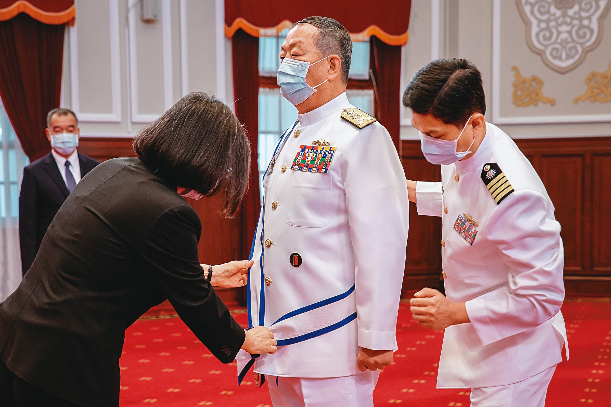 剛從參謀總長軍職退伍，黃曙光（右2）仍被寄與重任，內定9月出任國安會諮詢委員。圖為蔡總統（左1）6月在總統府親自為他授勳。（總統府提供）