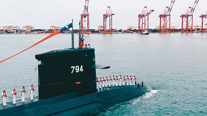 台海部署潛艦，對中共突破海峽攻台，甚至到太平洋作戰略包圍將是一大威脅，黃曙光認為，美軍出不出兵助台，台灣應有「矛與盾」2套防衛思維。（軍聞社）