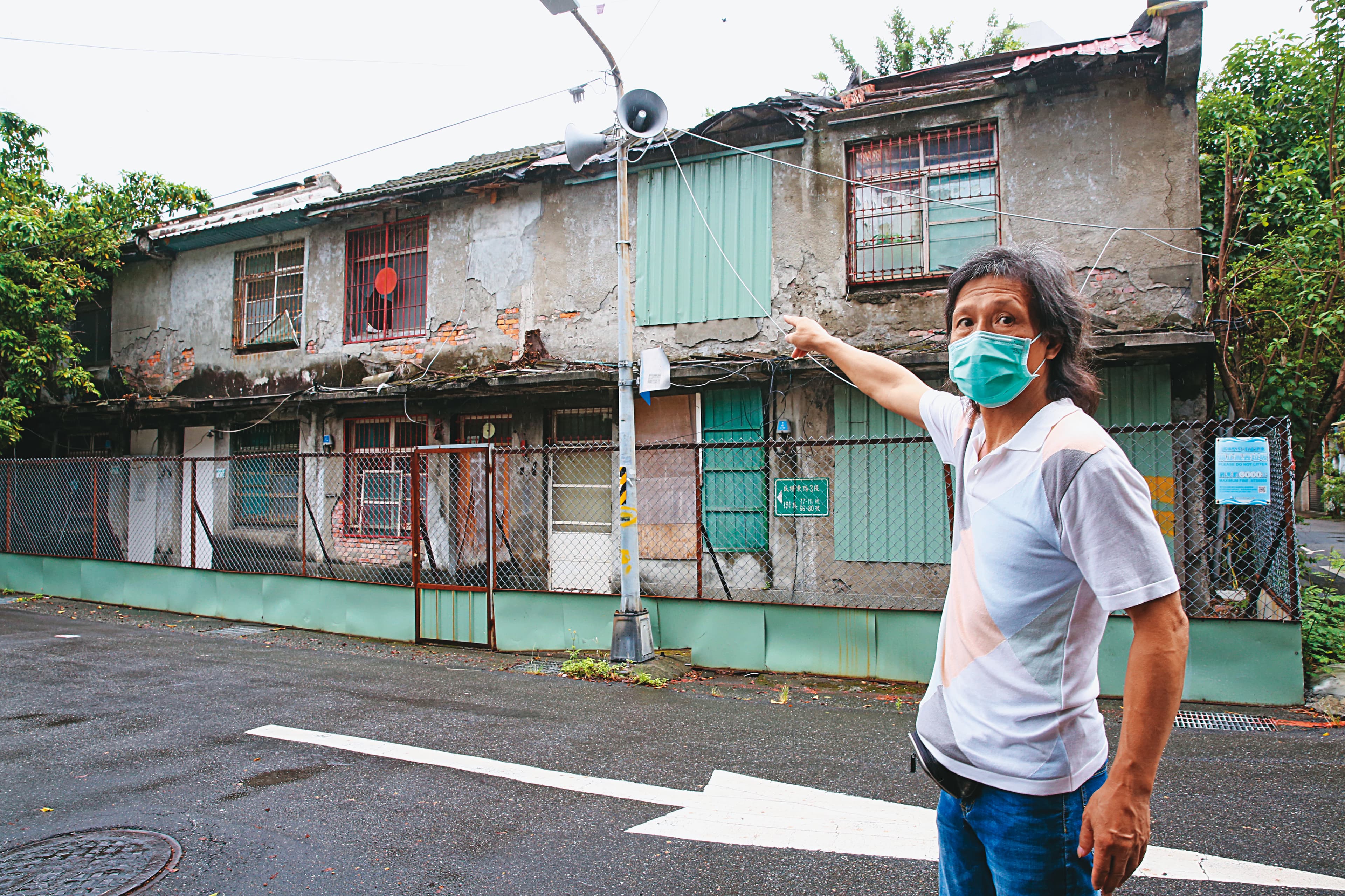 在忠誠新村旁住了近50年的王先生，指著即將都更的忠誠新村，希望自己的家也能納入都更。