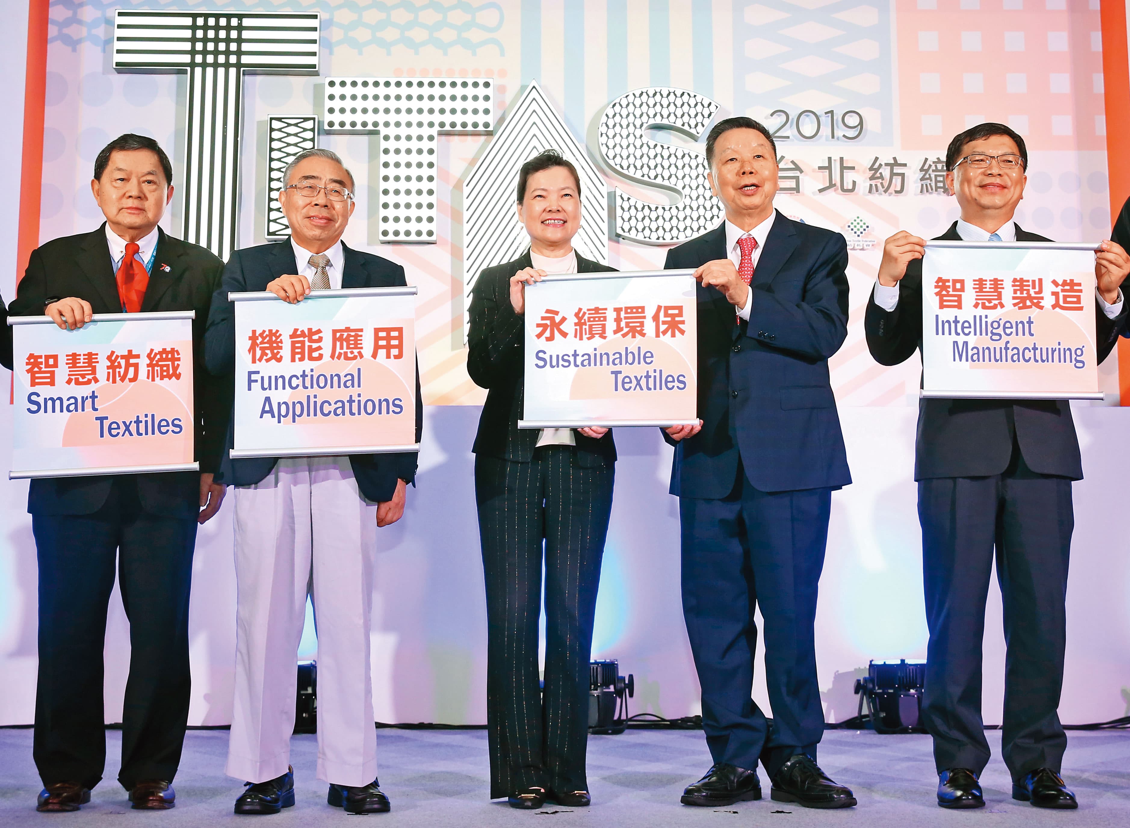 這幾年紡織業奮力轉型，朝智慧製造、機能應用、永續環保等方向邁進。圖為2019台北紡織展，（右起）李連權、詹正田、王美花、王文淵、徐旭東。