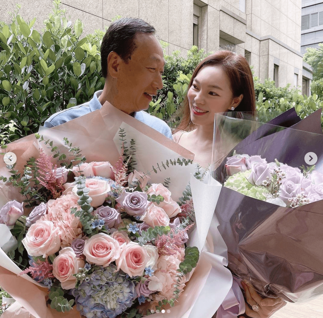郭台銘、曾馨瑩慶「花邊婚」，拿著花束曬恩愛。（翻攝曾馨瑩IG）