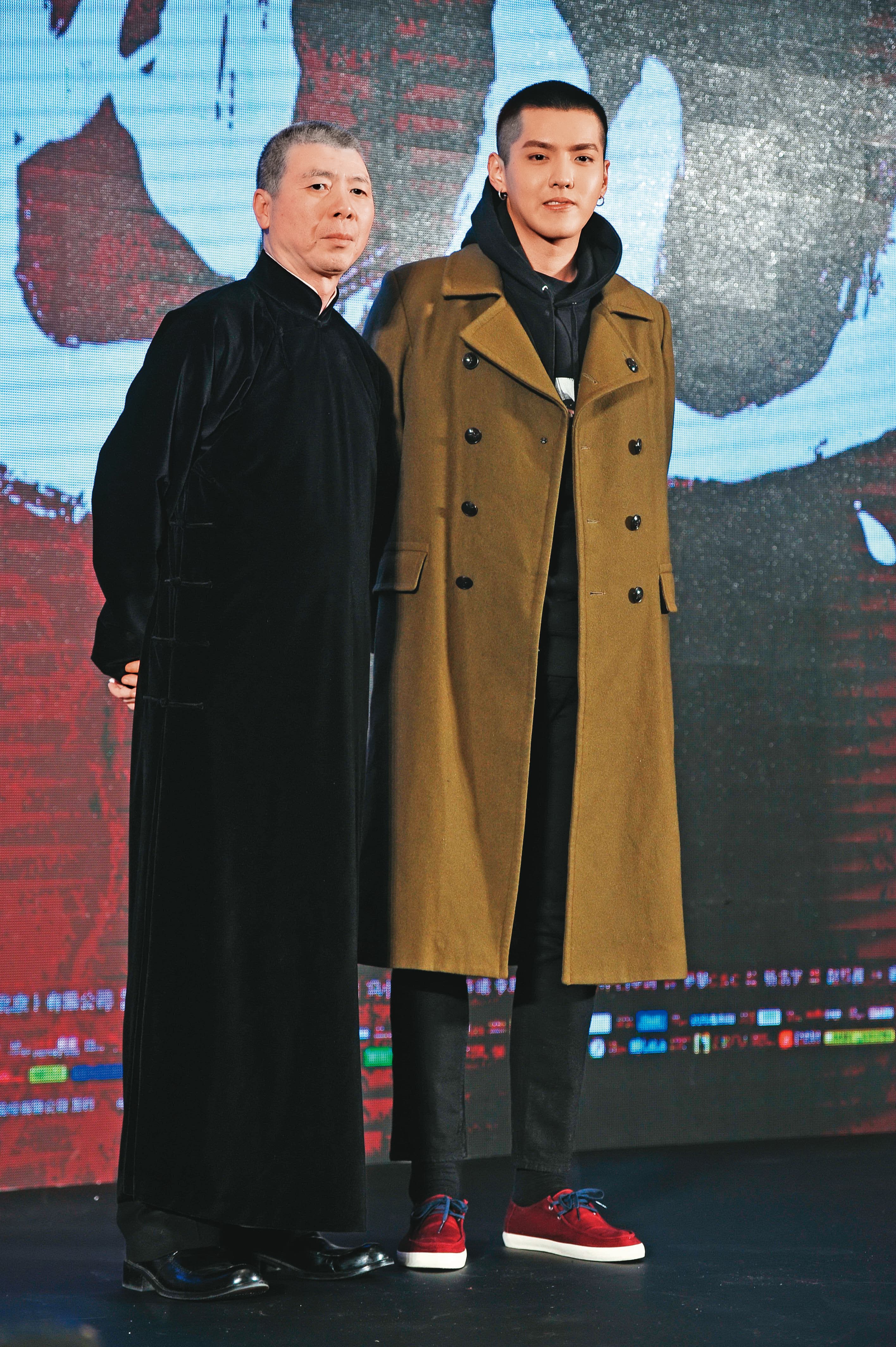 吳亦凡（右）合作馮小剛（左）、演出《老炮兒》時被他叮嚀：「年輕人要收收鋒芒，沒事兒別惹事兒，惹事兒了按規矩辦。」（東方IC）