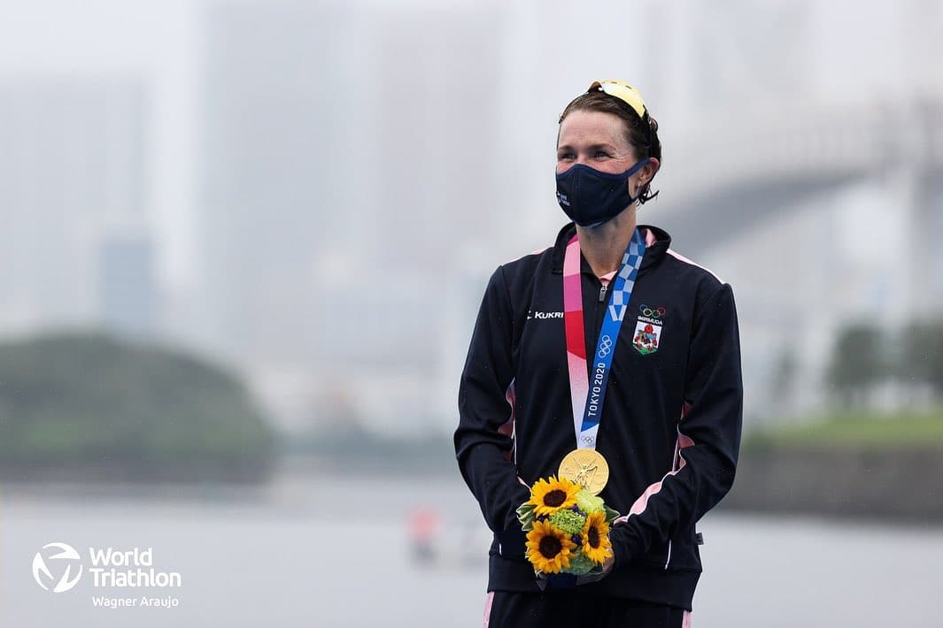 弗蘿拉為家鄉百慕達贏得首面奧運金牌。（翻攝自Flora Duffy IG）