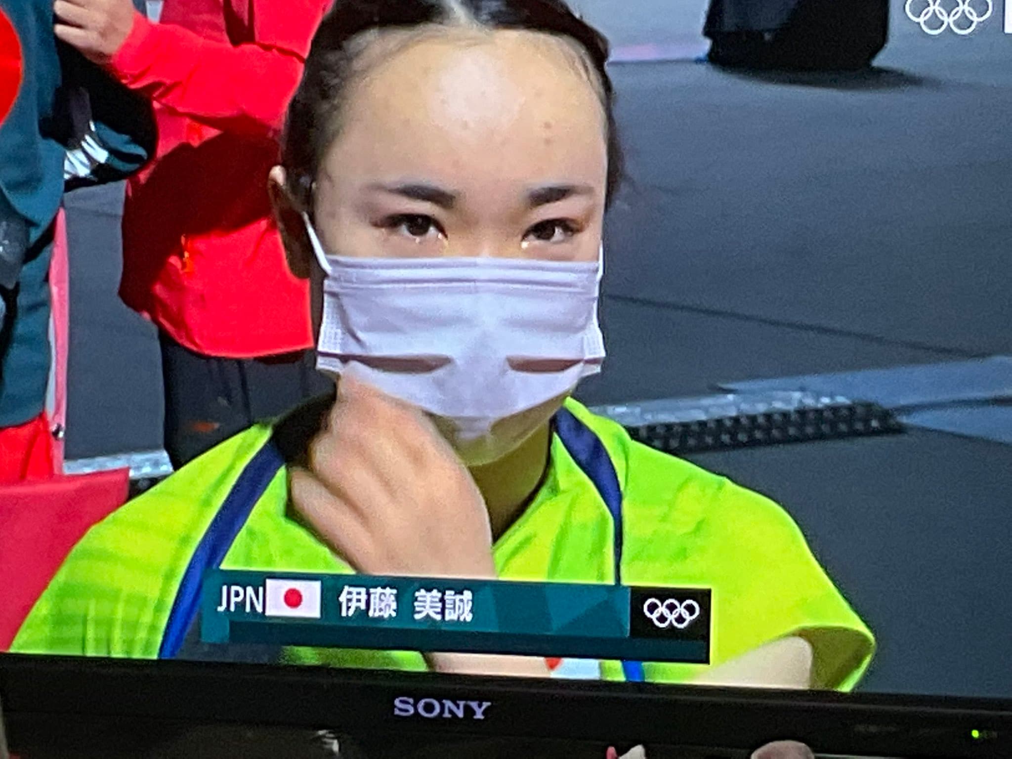 伊藤美誠賽後訪問落淚，對輸球很不甘心。（翻攝推特）