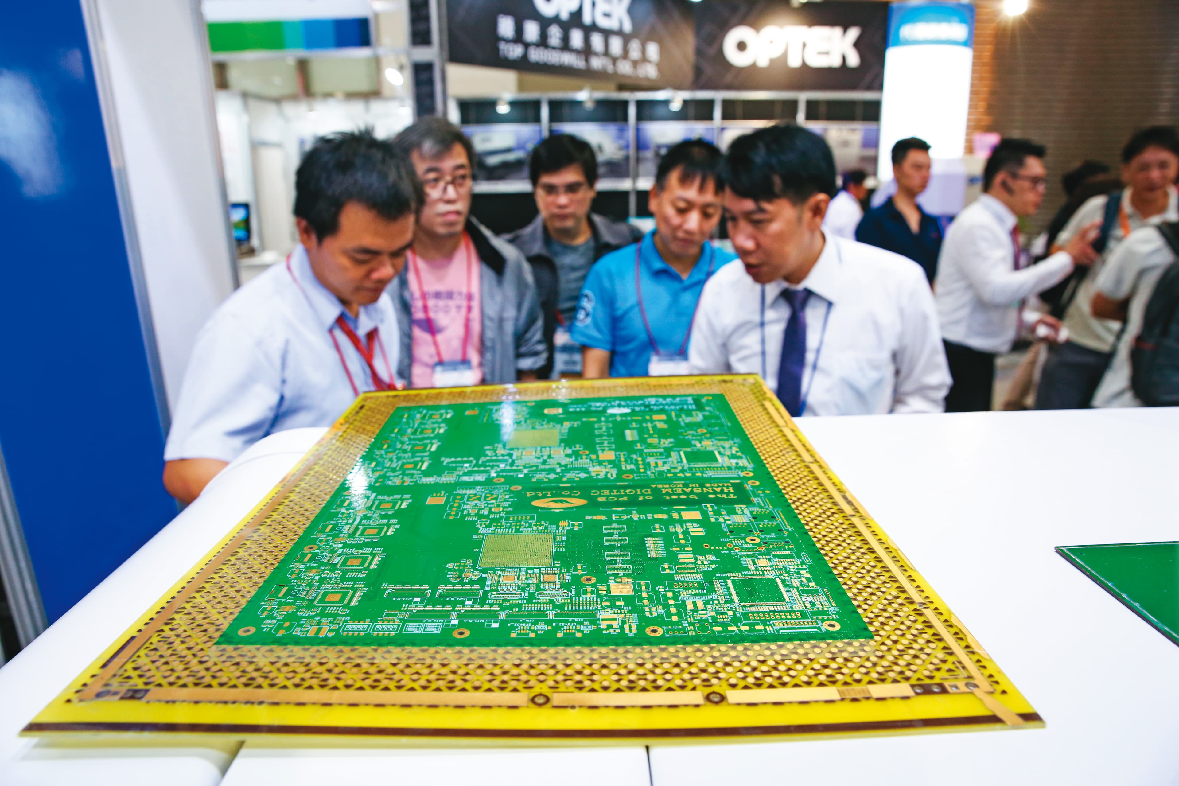 受惠蘋果手機新機發表、廠商拉貨，印刷電路板廠7月以來產線滿載。