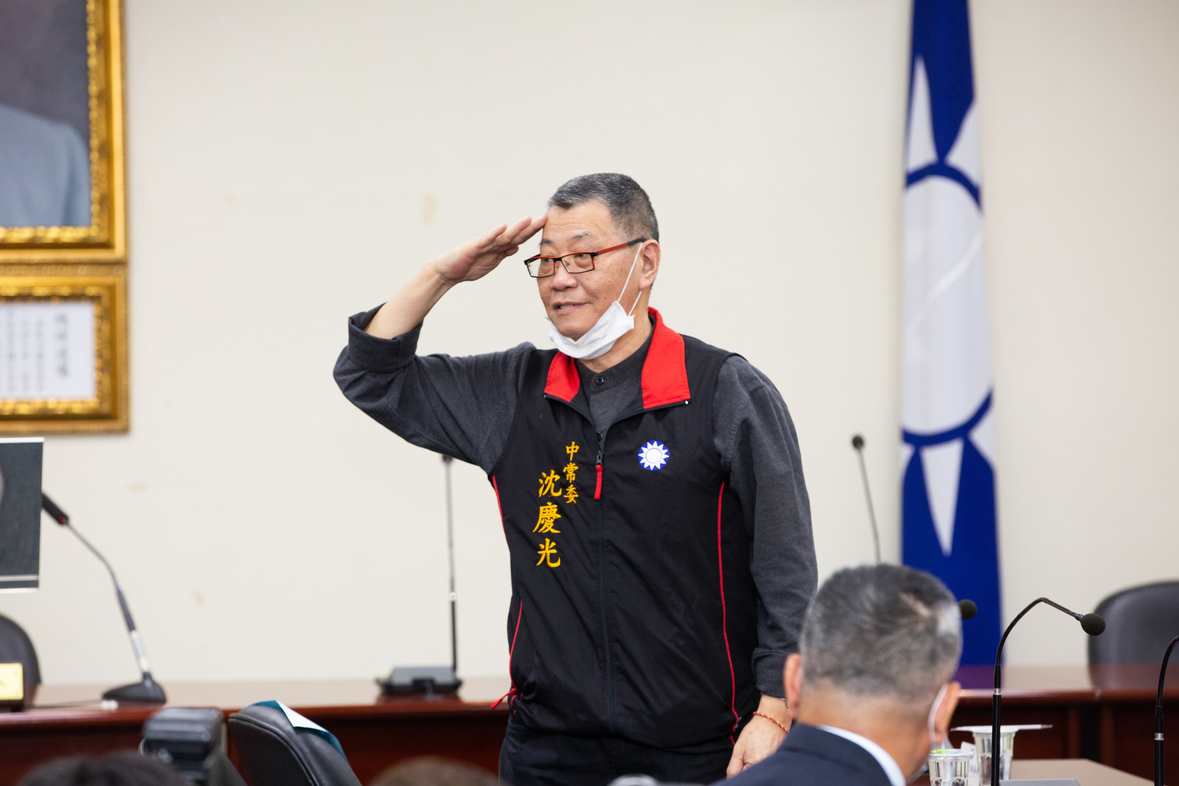 身兼國民黨中常委的中工董事長特助沈慶光，遭咬出轉交1,000萬元賄款給白手套，但他在偵訊時否認行賄軍方。